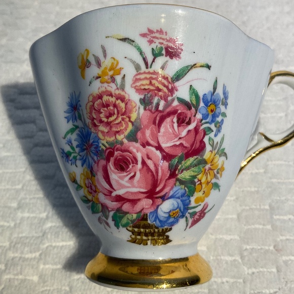 Vintage Windsor Bone China Floral Scalloped Teacup and Saucer Made in England - Picture 15 of 16